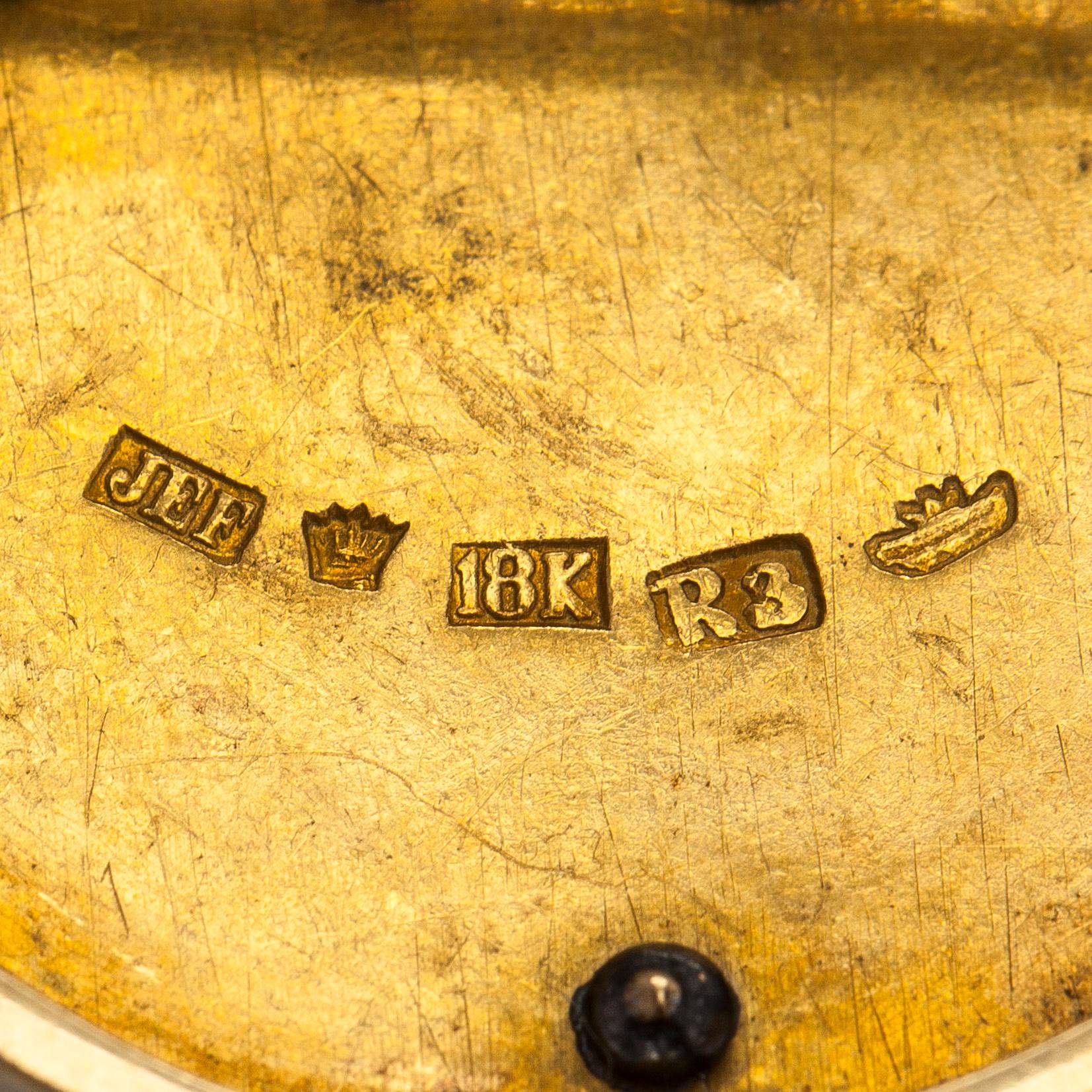 Brosch, 18K guld och granatglasdublett, Johan Edvard Fagerroos, Helsingfors 1874.