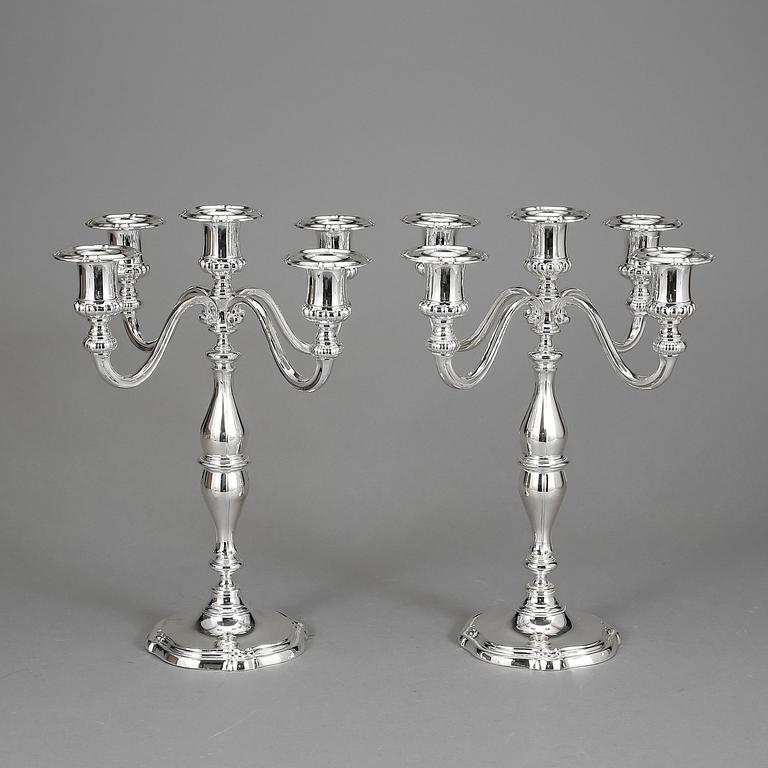 KANDELABRAR, ett par, vitmetall, Würtembergische Metallwaren Fabrik (WMF) Tyskland, omkring 1900-talets mitt.