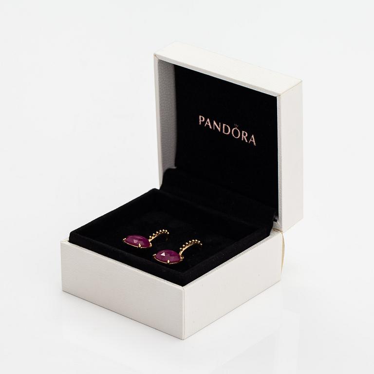 Pandora, örhängen, 14K guld och blyglasbehandlad rubin.