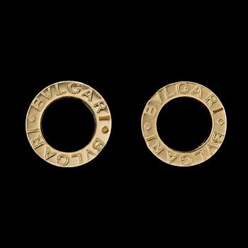 1054. EARRINGS, Bulgari, gold and onyx.