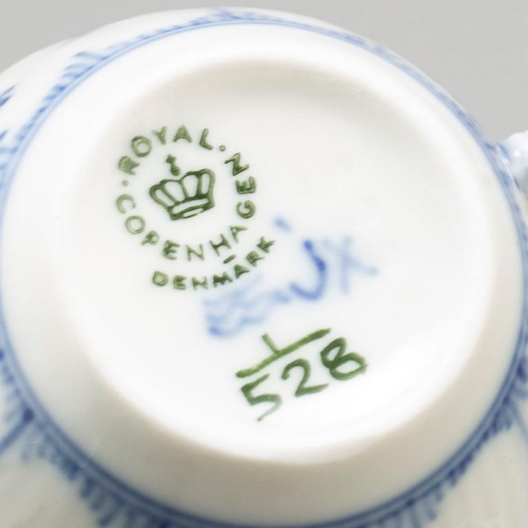 ROYAL COPENHAGEN, kaffeservisdelar, 30 st, porslin, "Musselmalet", Danmark.