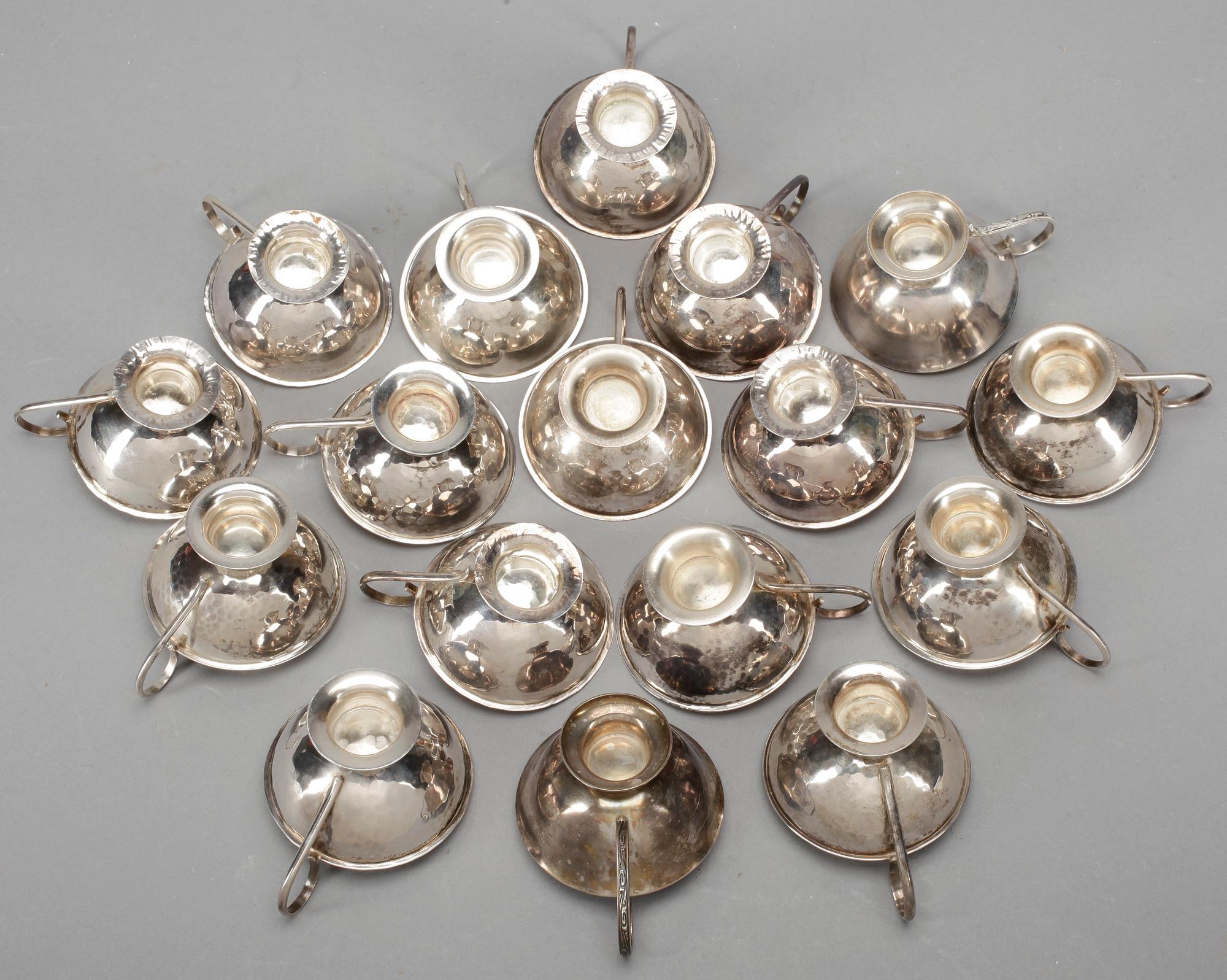 PUNCHKOPPAR, 17 st, silver, bla C G Hallberg, omkr 1900-talets mitt. Totalvikt ca 667 gram.