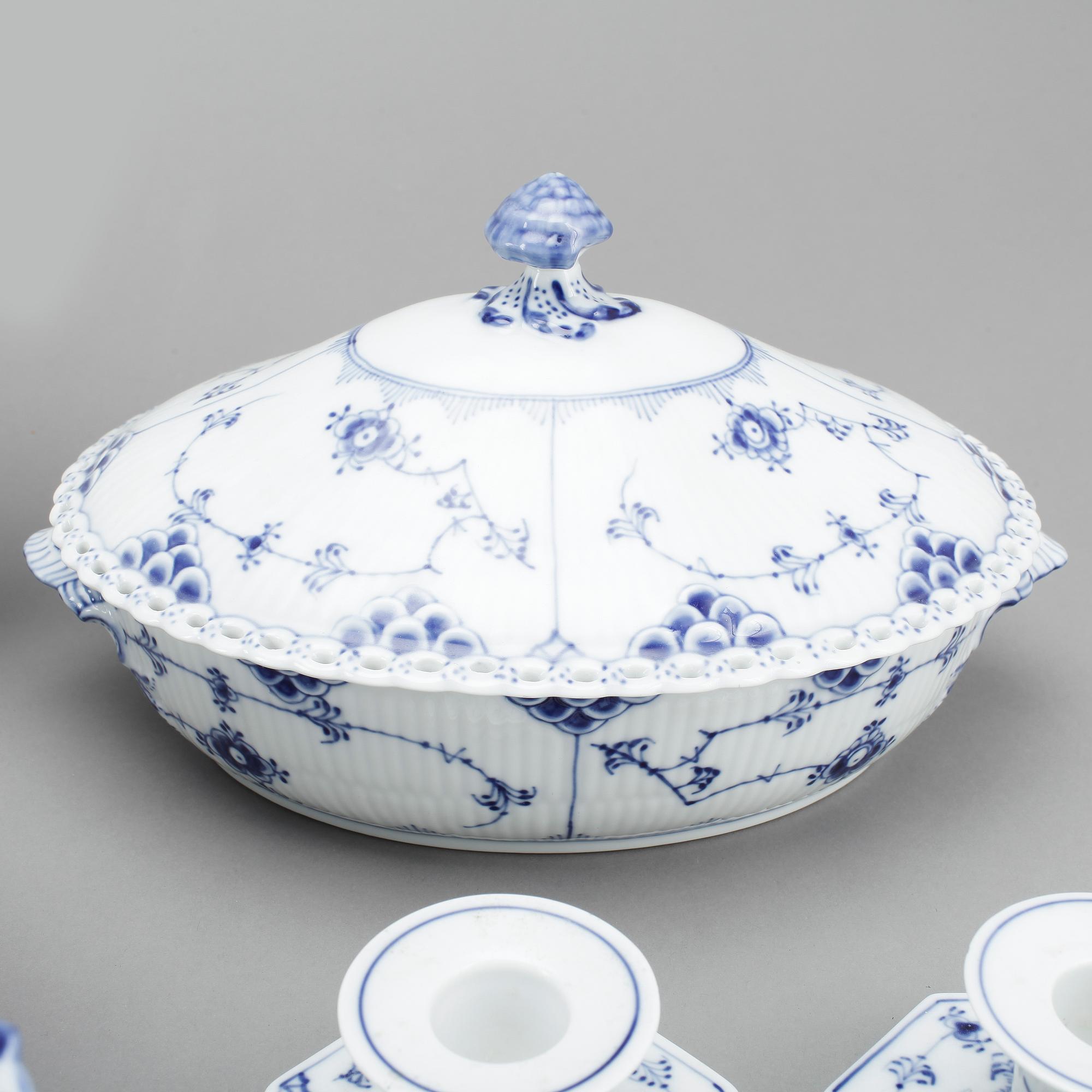 SERVISDELAR, 84 stycken, porslin, Musselmalet, Royal Copenhagen.