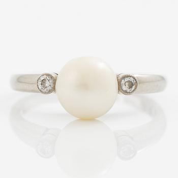 Ring 18K white gold set with a pearl and old-cut diamonds.