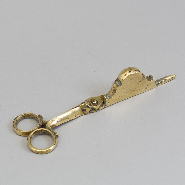 A PAIR OF BRASS CANDLE SCISSORS, 17th century.