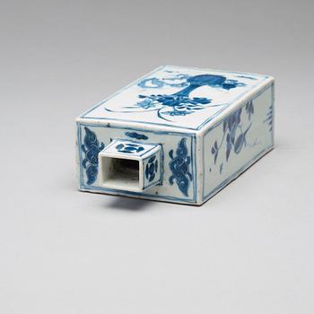 A blue and white Transitional vase, 17th Century.