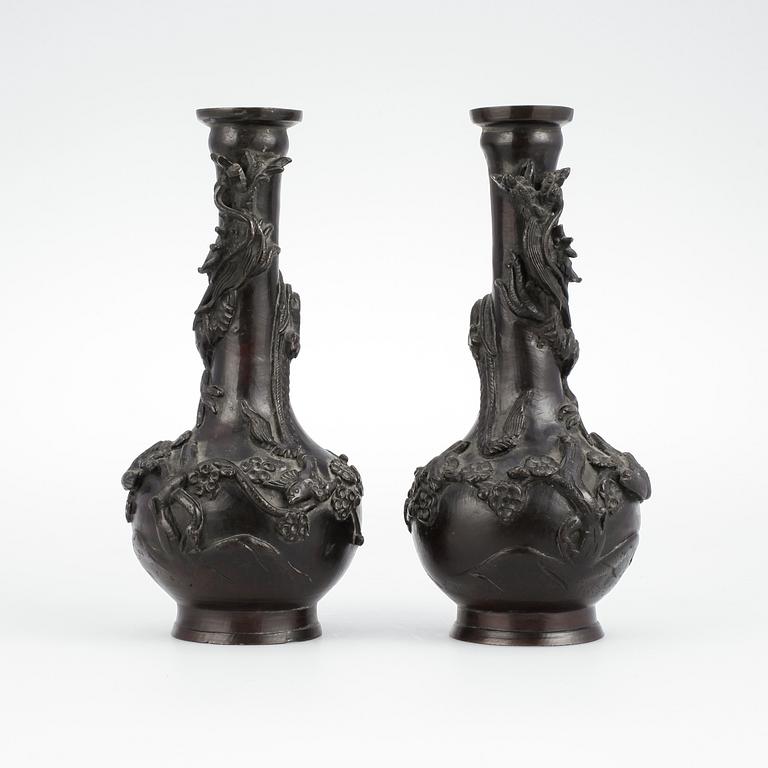 VASER, ett par, brons, Japan, 1900-tal.