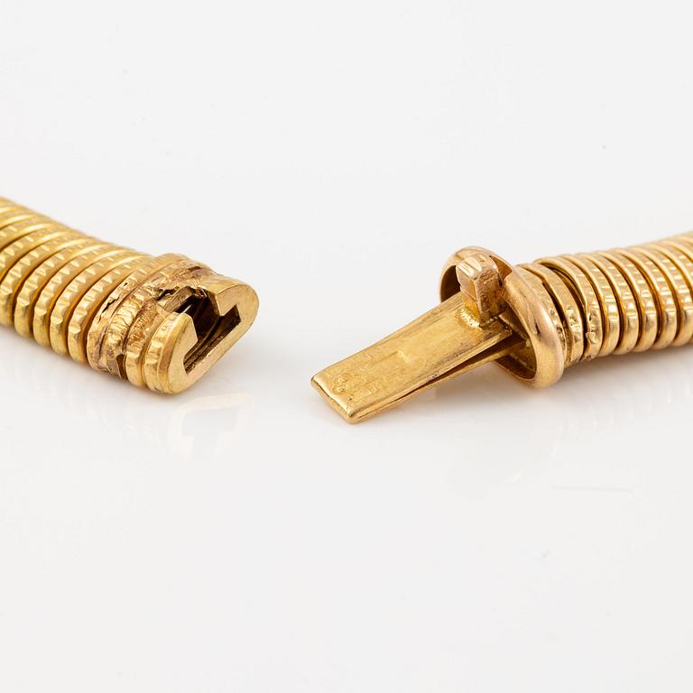 A necklace in 18K gold.
