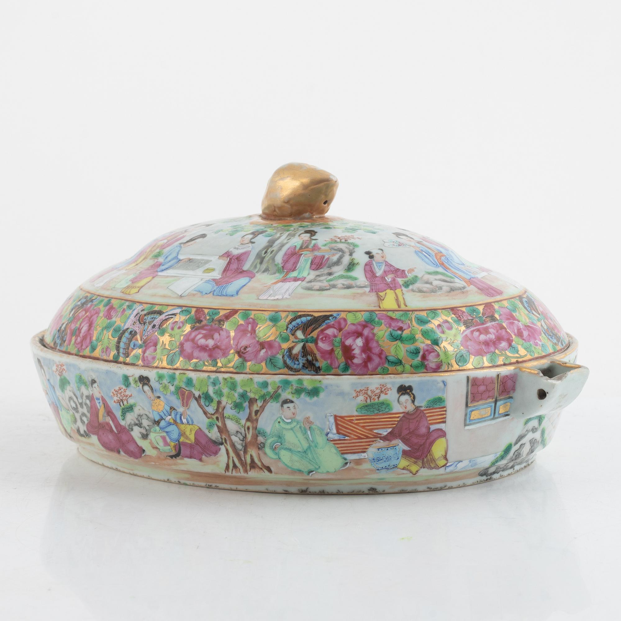 A rose medallion porcelain heating dish with cover, Kanton, China, Qing dynasty, 19th century.