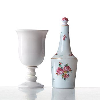POKAL på FOT samt FLASKA med PROPP, vittglas. Ryssland, tidigt 1800-tal.