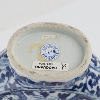Pilgrimskrus, porslin, Kina, 1800-tal samt urna med lock, porslin, Kina, omkring år 1900.