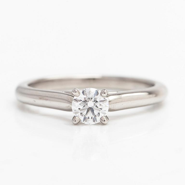 Cartier, ring, solitär, platina med en diamant ca 0.30 ct enligt gravyr.