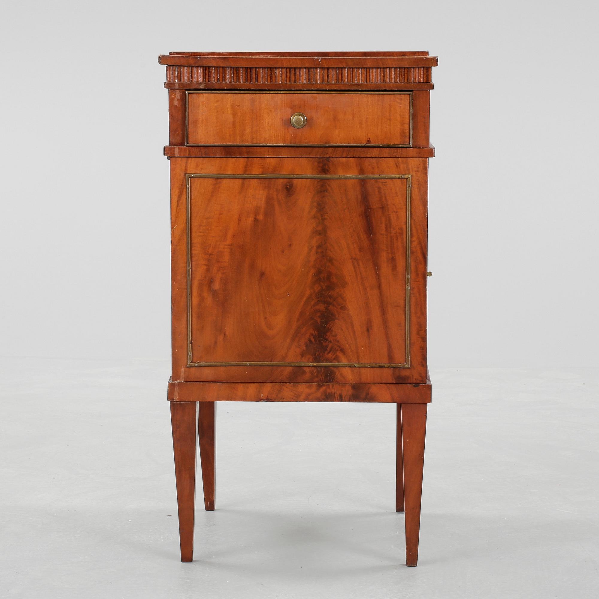 POTTSKÅP, sengustaviansk stil, 1800-talets slut.