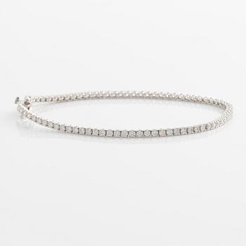 Tennis bracelet with brilliant-cut diamonds.