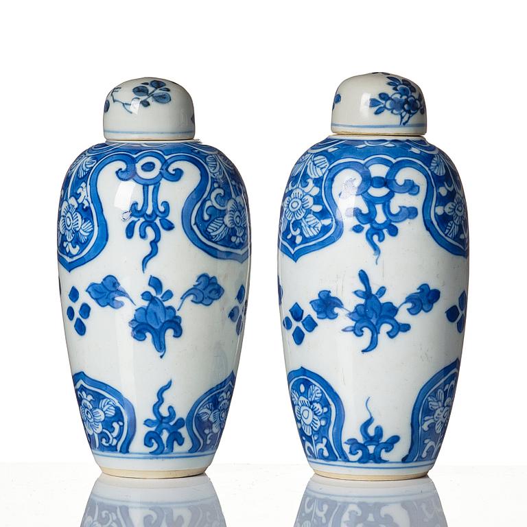A pair of blue and white tea caddies, Qing dynasty, Kangxi (1662-1722).