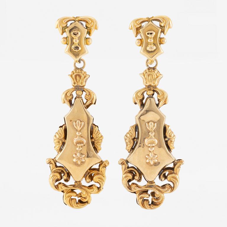 A necklace and a pair of earrings 18K gold, 19th century.