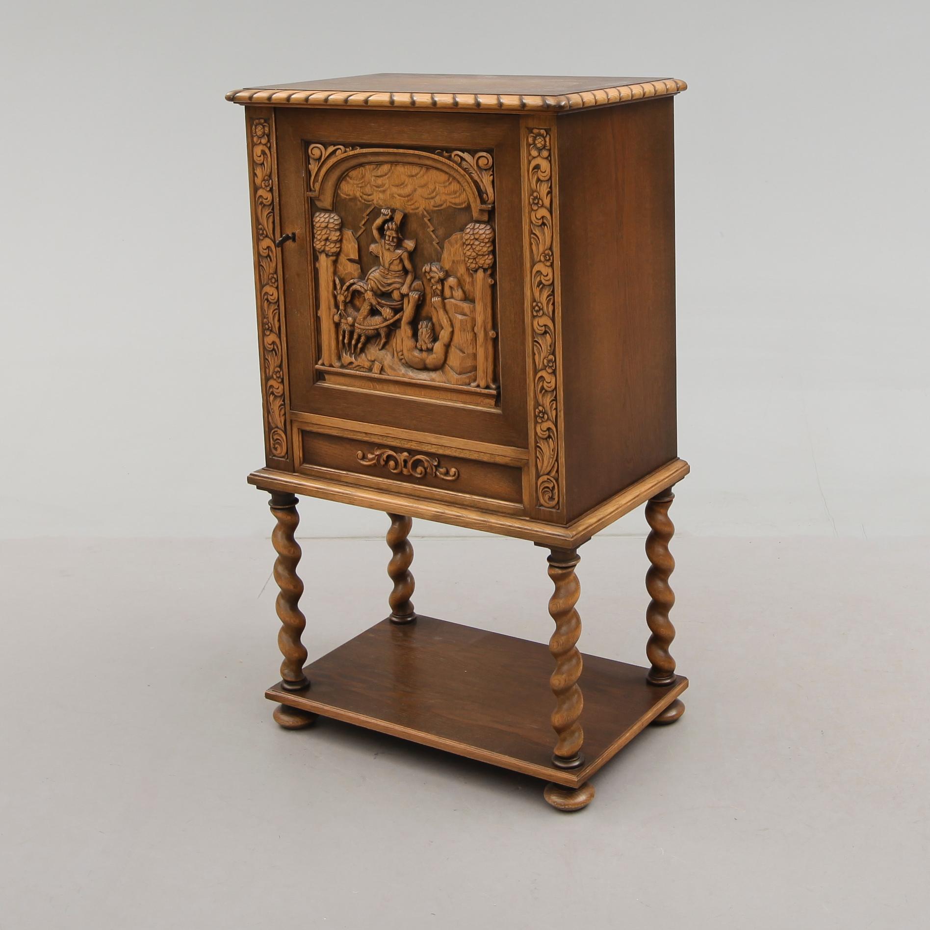 BESTICKSCHATULL, renässansstil, 1900-talets första hälft.