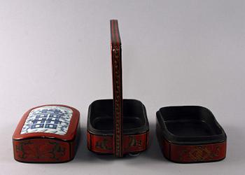SMYCKESKRIN, lackarbete och porslin, Kina, 1900-tal.