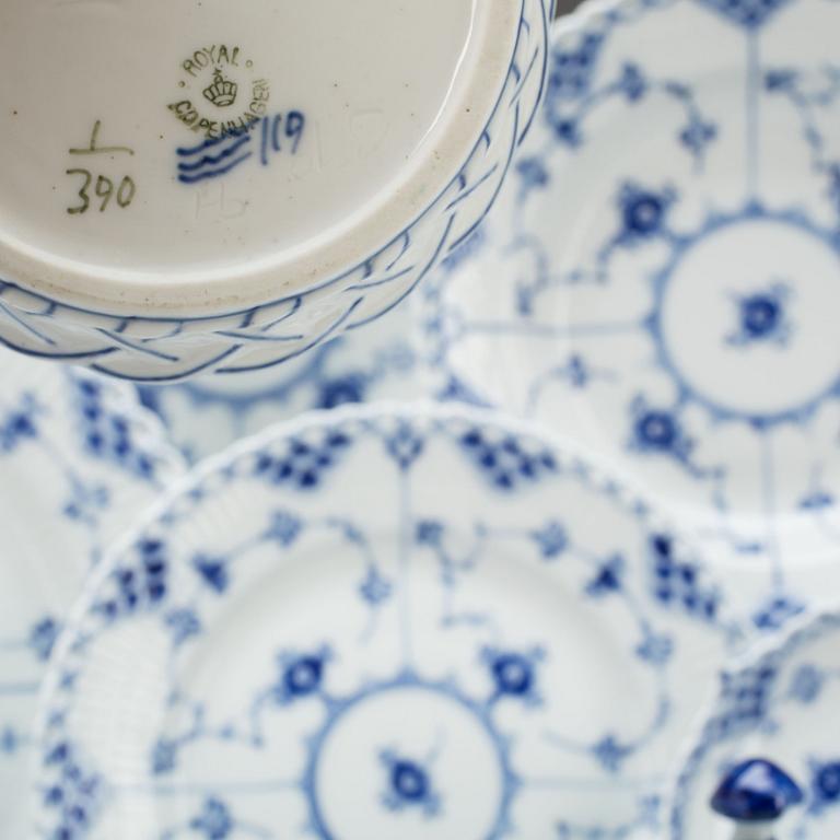 TE-, KAFFE och MATSERVIS, c:a 70 delar, porslin, "Musselmalet helblond" Royal Copenhagen, Danmark.