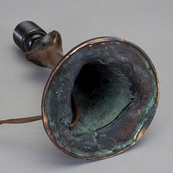 BORDSLAMPA, Brons, Herman Bergman Konstgjuteri AB. R. Söderling, jugend. 1900-talets början.