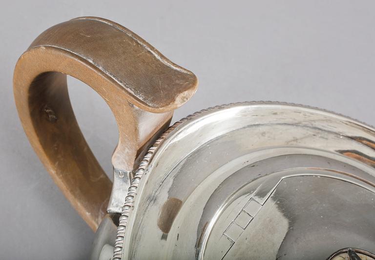 TEKANNA, silver, London, oidentiferad mästarstämpel, 1807, vikt 777 g.