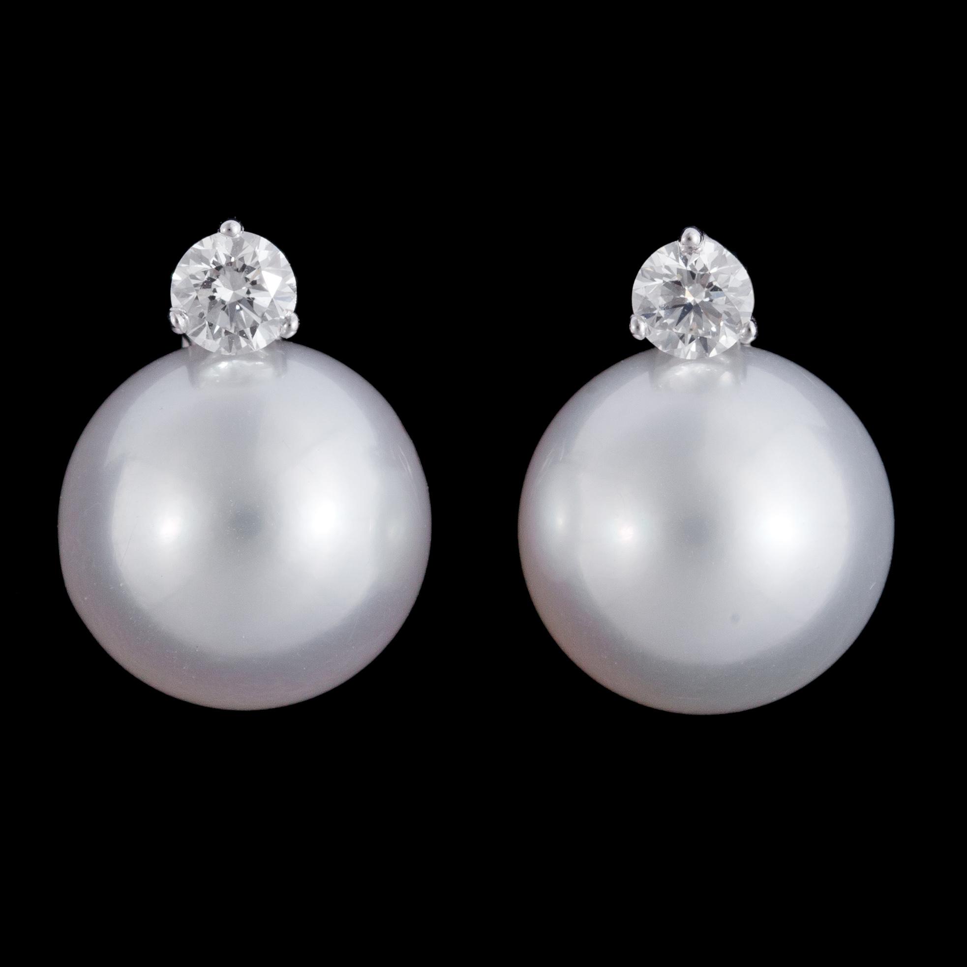 ÖRHÄNGEN, odlade South sea pärlor, 13,3 mm, och briljantslipade diamanter, tot. 0.60 ct.
