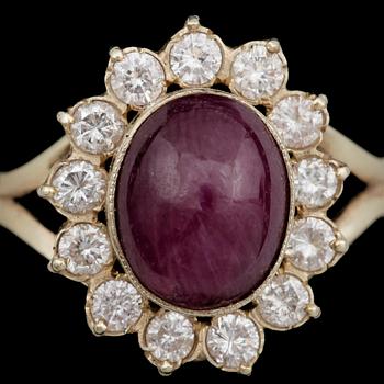 RING, guld 14k med cabochonslipad rubin, 4,5 ct samt 13 briljantslipade diamanter, tot ca 1,04 ct. 1900-tal Vikt ca 6 g.