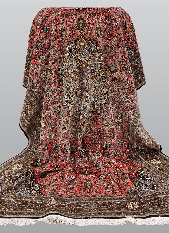A part silk Qum carpet, ca 297 x 207 cm.