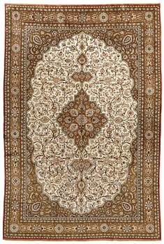 180. A RUG, semi-antique silk Qum, ca 269,5 x 179,5-182 cm  (as well as 1 and 2 cm flat weave at the ends).