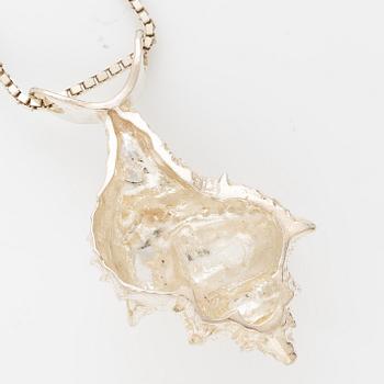 Eric Scott-Robbert, Pendant in the shape of a shell, silver, with chain silver.