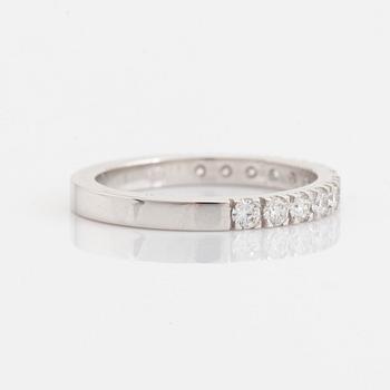 Ring, halvallians med briljantslipade diamanter.