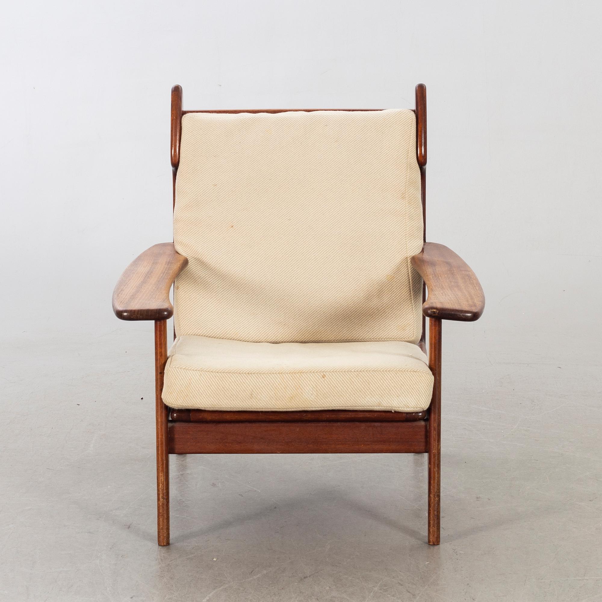 AN EASY CHAIR FROM THE MID 20TH CENTURY.