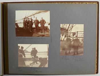 FOTOALBUM,   MEDELHAVSKRYSSNING 1905-06 MED KORVETTEN FREJA.
