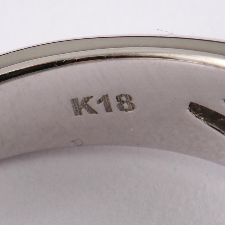 RING, 18k vitguld med 56 briljantslipade diamanter, totalt 1.69 ct. Vikt 7 g.