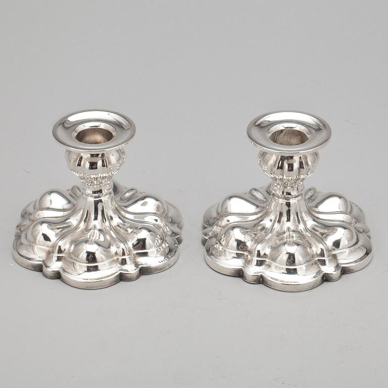 LJUSSTAKAR, ett par, silver, med svenska importstämplar, 1900-tal.