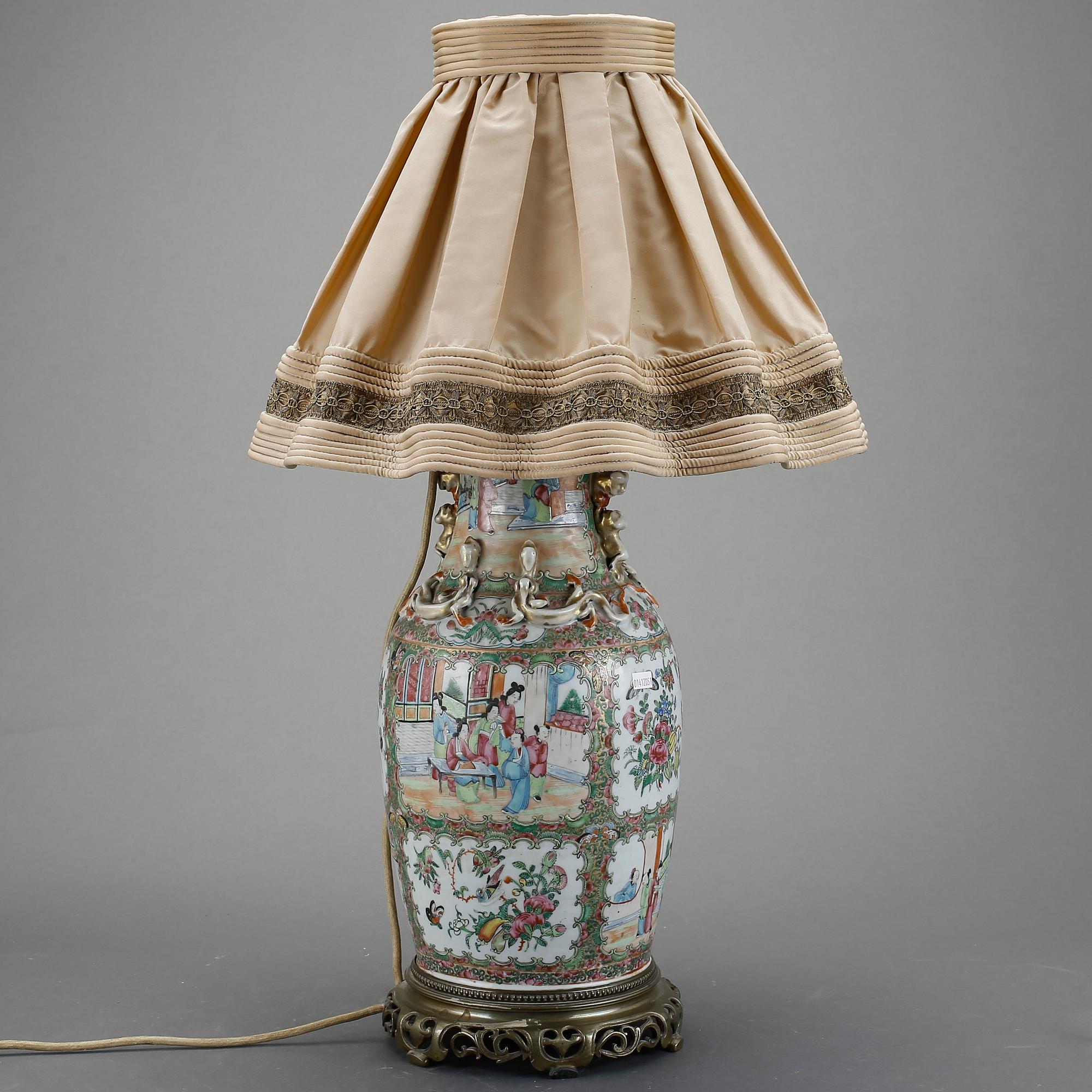 BORDSLAMPA/URNA, porslin, Kina, 1800-talets andra hälft.
