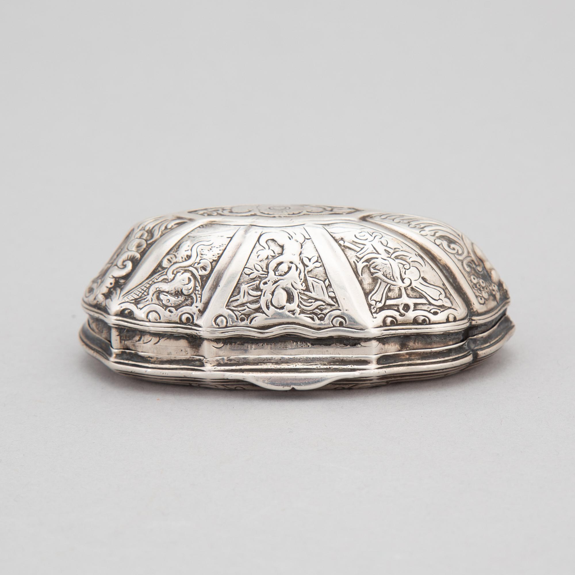 Dosa, silver, otydliga sannolikt franska stämplar 1700-tal.