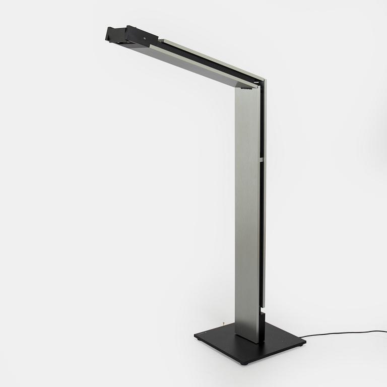 Lattiavalaisin, "Pan Floor Lamp", malli P7121, Zumtobel.