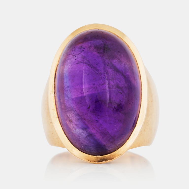 RING med cabochonslipad ametist, ca 25.00ct.
