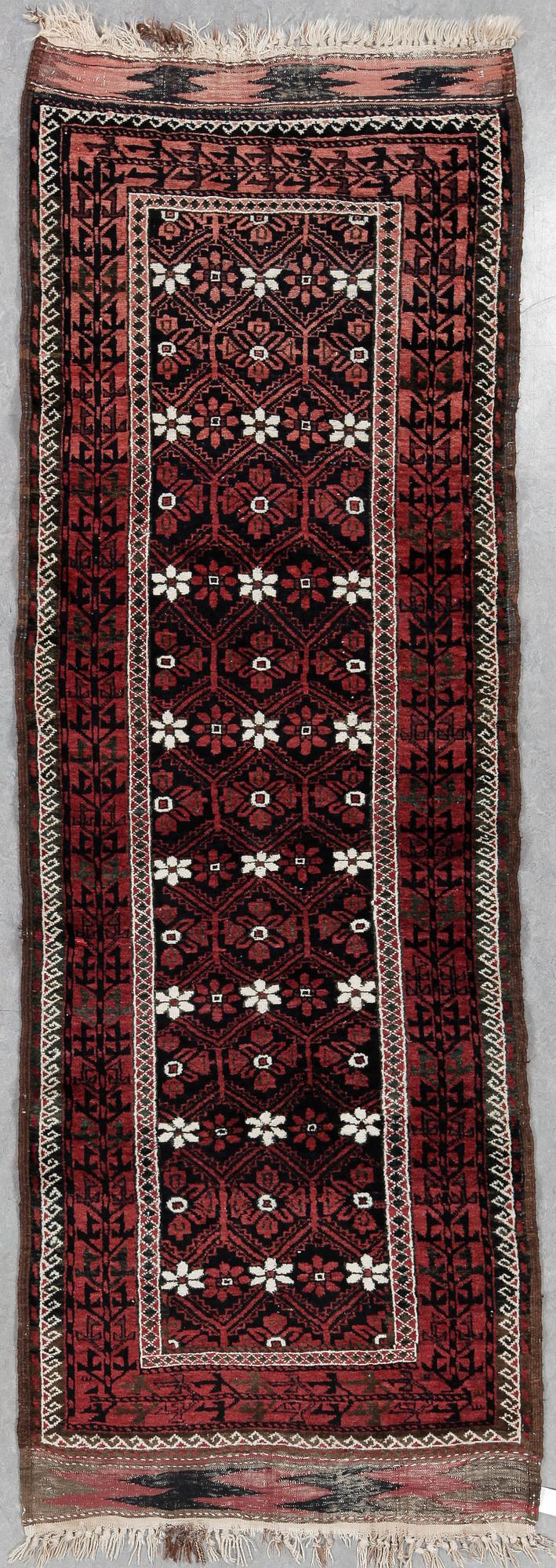 GALLERIMATTA, semiantik/old Beludj. 248 x 95,5 + kortsidorna med ca 12 cm slätväv på varje sida.