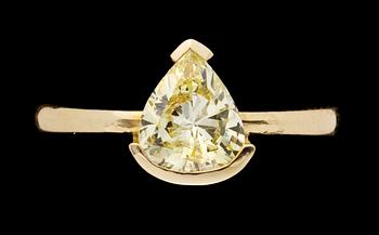 687. A gold and fancy yellow drop cut diamond ring.