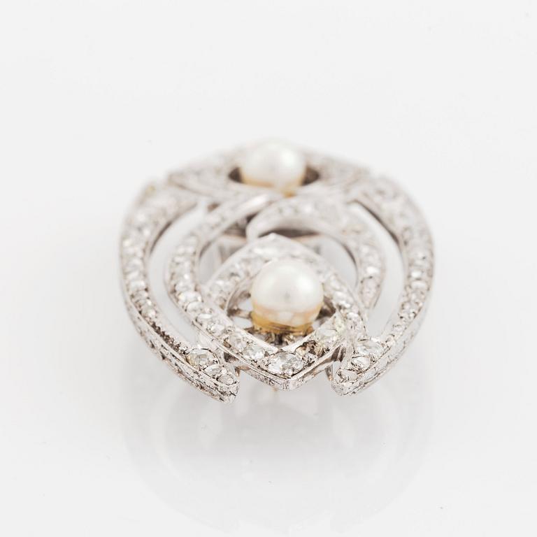 An 8K gold  brooch set with old- and rose-cut diamonds and pearls.