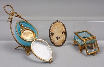 MINIATYRMÅLNING SAMT FICKURSTÄLL OCH URHUS, metall, glas, tidigt 1800-tal resp sent 1800-tal.