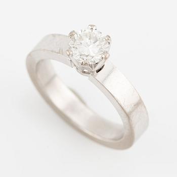 Ring in 18K white gold with a round brilliant-cut diamond.