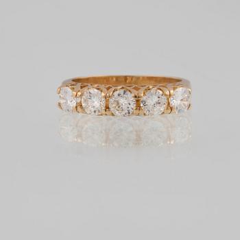 RING, 18K guld med 5 briljantslipade diamanter ca 1.15 ct. Vikt 3,7 gram.