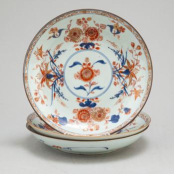 Three imari dishes, Qing dynasty, 18th century.