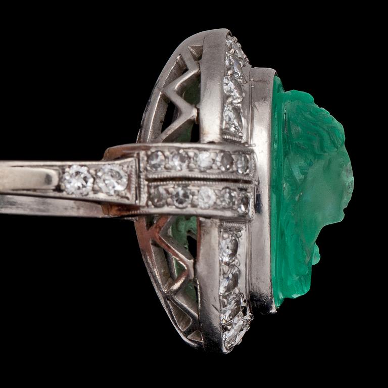 A beautifully cut emerald and diamond ring, tot. app. 1.20 cts, 1930's.