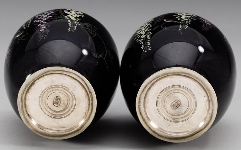 A pair of Japanese cloisonné vases, period of Meiji (1868-1912).