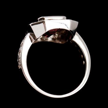RING, 18 k vitguld, rosa turmalin ca 4,0 ct, briljantslipade diamanter ca 1,0 ct.