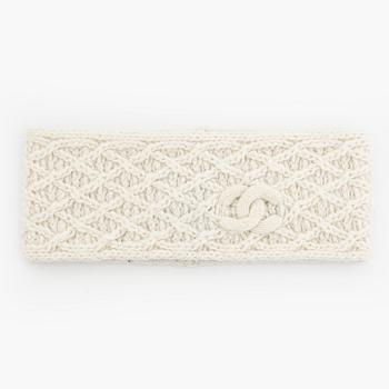 Chanel, a white cashmere and wool headband.